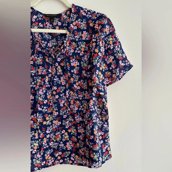 Banana Republic Bold Floral Print Flowy Peplum V-Neck Blouse, Navy/Multi, Small - Picture 15 of 16